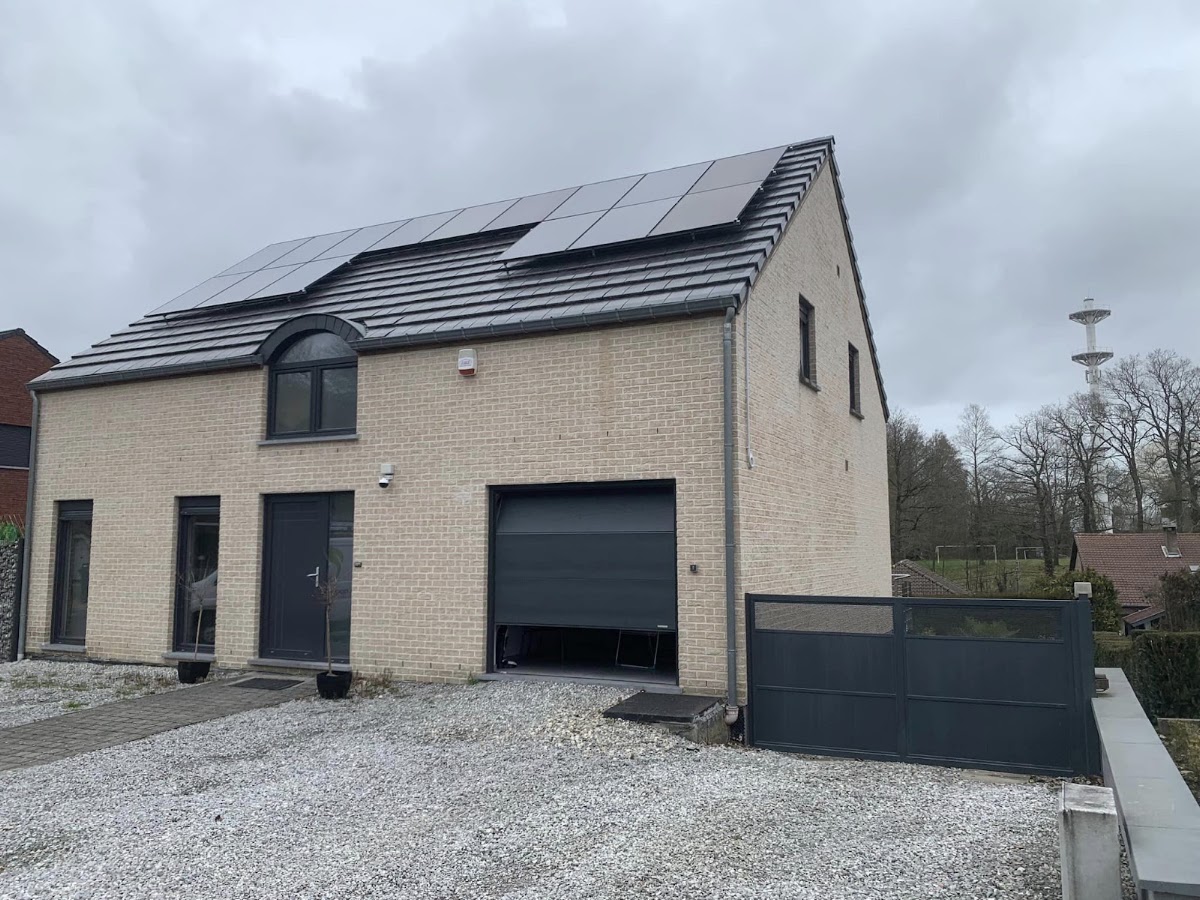 Autre angle d'une maison équipée de panneaux photovoltaïques, publié par Farhan Energy BV
