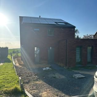Panneaux photovoltaïques installés sur le toit d’une maison par Farhan Energy